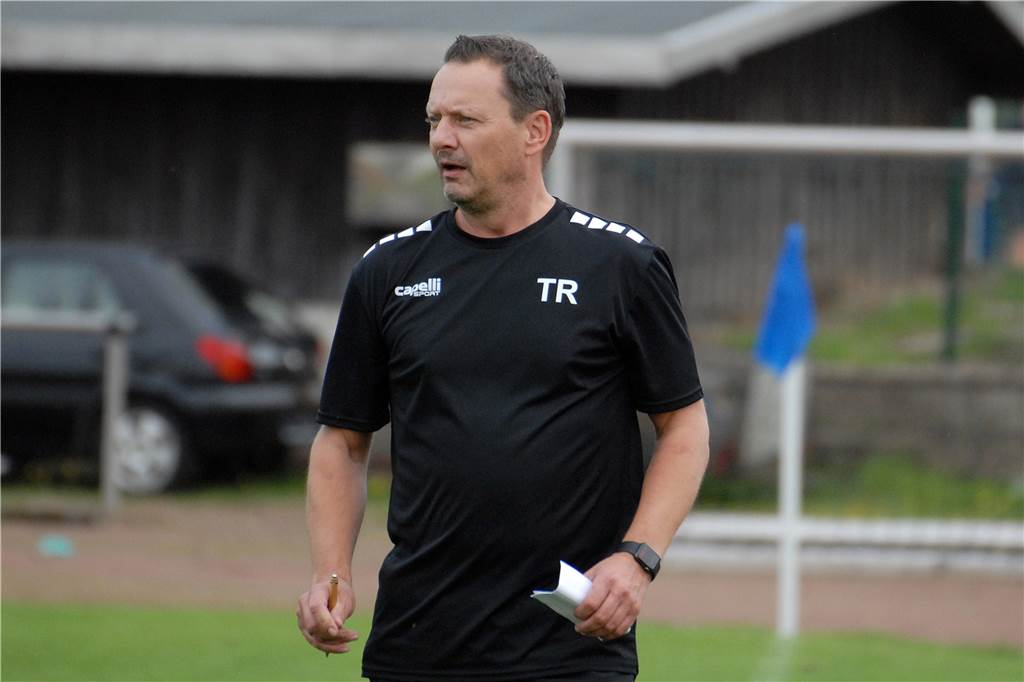 Die Abmeldung des FC RW Dorsten aus der Kreisliga A - das sagen Trainer und Spieler Dirk Cholewinski an der Seitenlinie
