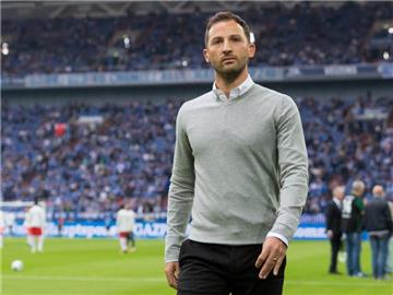 Trainer Domenico Tedesco muss nun mit einem kleineren Schalke-Kader arbeiten. Foto: Guido Kirchner