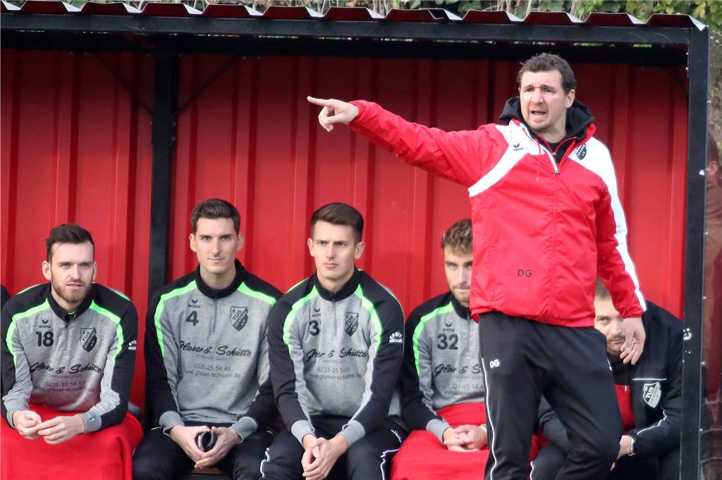 DJK TuS Körne vs. Türkspor Dortmund: Zweikampf der unterschiedlichen Philosophien Trainer Dominik Grobe und TuS Körne setzen auf Nachhaltigkeit.