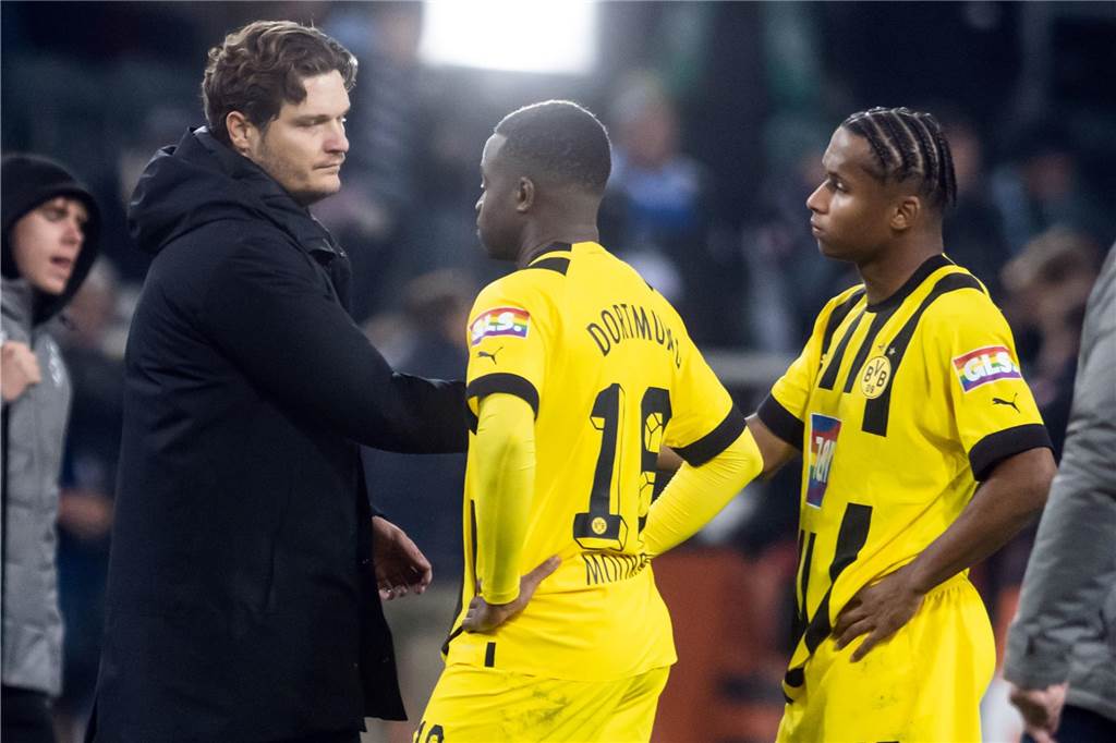 Edin Terzic im Gespräch mit Youssoufa Moukoko und Karim Adeyemi.
