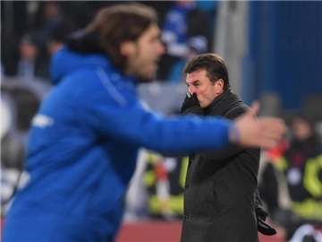 Trainer-Einstand: Torsten Frings und Dieter Hecking mussten sich mit einem torlosen Unentschieden zufrieden geben. Foto: Arne Dedert