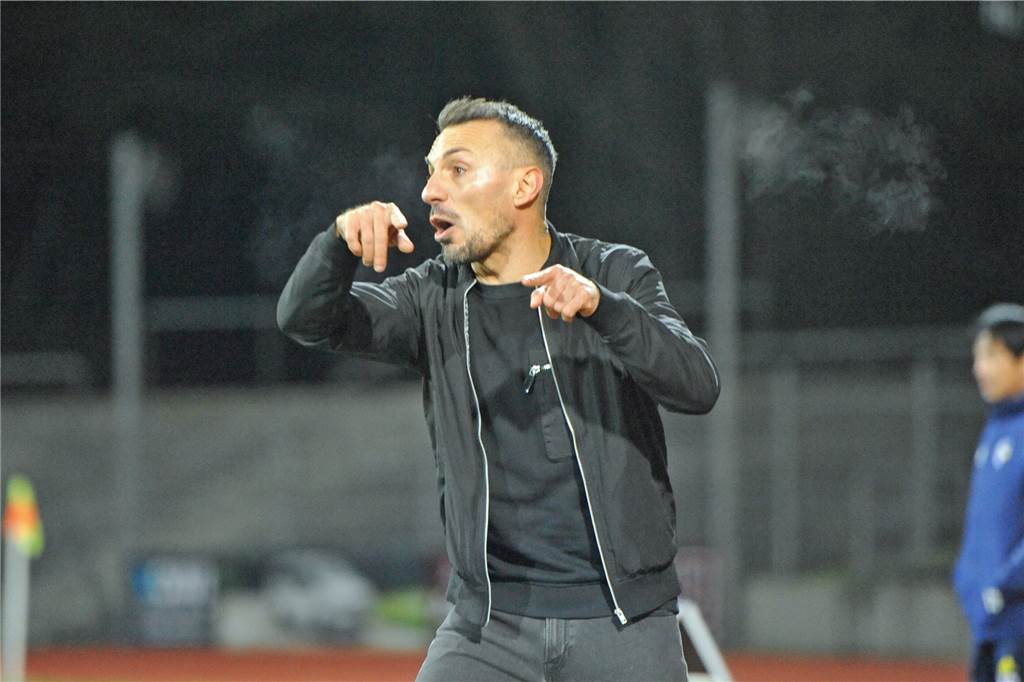 Plötzlich alles dunkel: Vredener treten Heimreise nach 87 Minuten ohne Ergebnis an Trainer Engin Yavuzaslan und seine Mannschaft traten unverrichteter Dinge die Heimreise aus Siegen an.