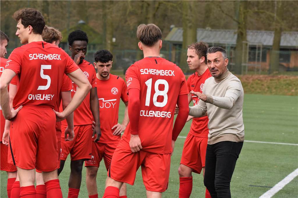 SV Schermbeck setzt Negativserie fort: Gegen Clarholz gab’s die vierte Heimpleite des Jahres Engin Yavuzaslan im Gespräch mit den Spielern des SV Schermbeck