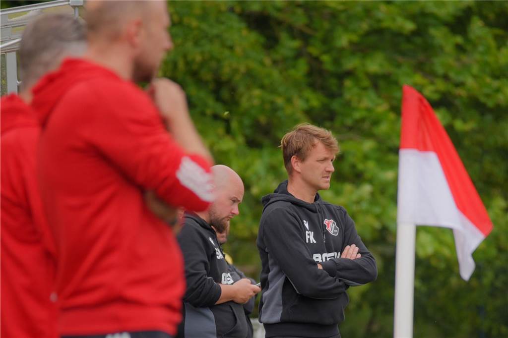 Trainer Fabian Kampmann (re.) sah einen 3:1-sieg seiner Mannschaft in Geisecke.