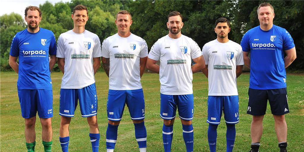 Trainer des VfL Schwerte ist zufrieden - und singt ein Loblied auf die fünf Neuzugänge Die Neuzugänge des VfL Schwerte stellen sich für ein Gruppenfoto auf.