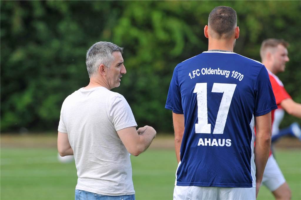 FC Oldenburg im Höhenflug: Goalgetter Mamadou Touré ragt heraus Trainer Francisco Fraca (l.) erlebt derzeit eine klasse Stimmung in seinem Team.