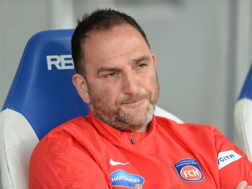 Auch Heidenheim startet Vorbereitung auf Zweitliga-Saison Trainer Frank Schmidt begrüßte zum Auftakt 26 Spieler. Foto: Deniz Calagan