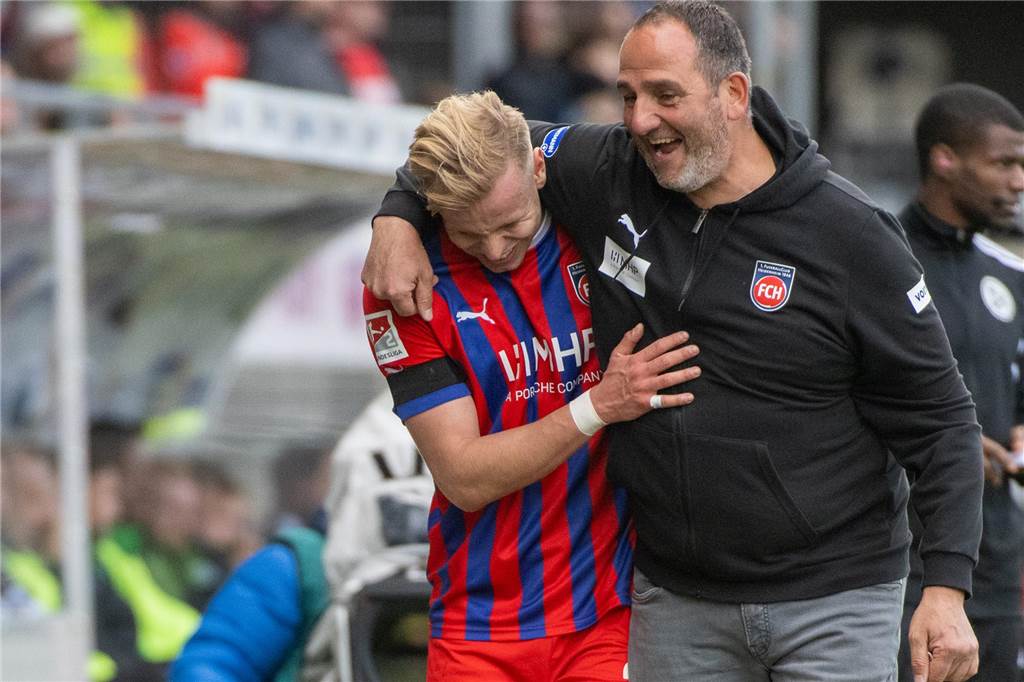 Frank Schmidt spricht mit Lennard Maloney.