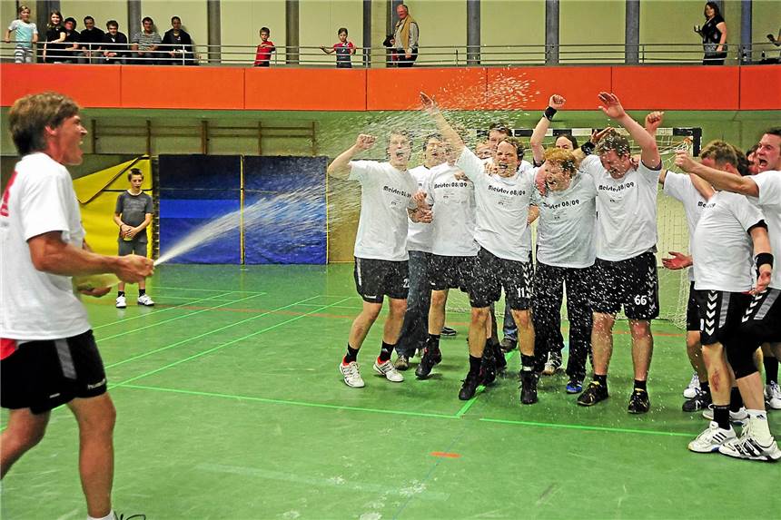 Heute vor zwölf Jahren: TV Vreden kehrt in die Landesliga zurück Trainer Frank Steinkamp ließ die Korken nach dem geschafften Aufstieg seiner Vredener knallen.