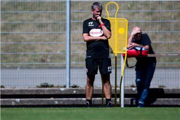 Trainer Friedhelm Funkel kam mit seinem Team im Test gegen den AC Florenz zu einem 1:1. Foto: Marcel Kusch