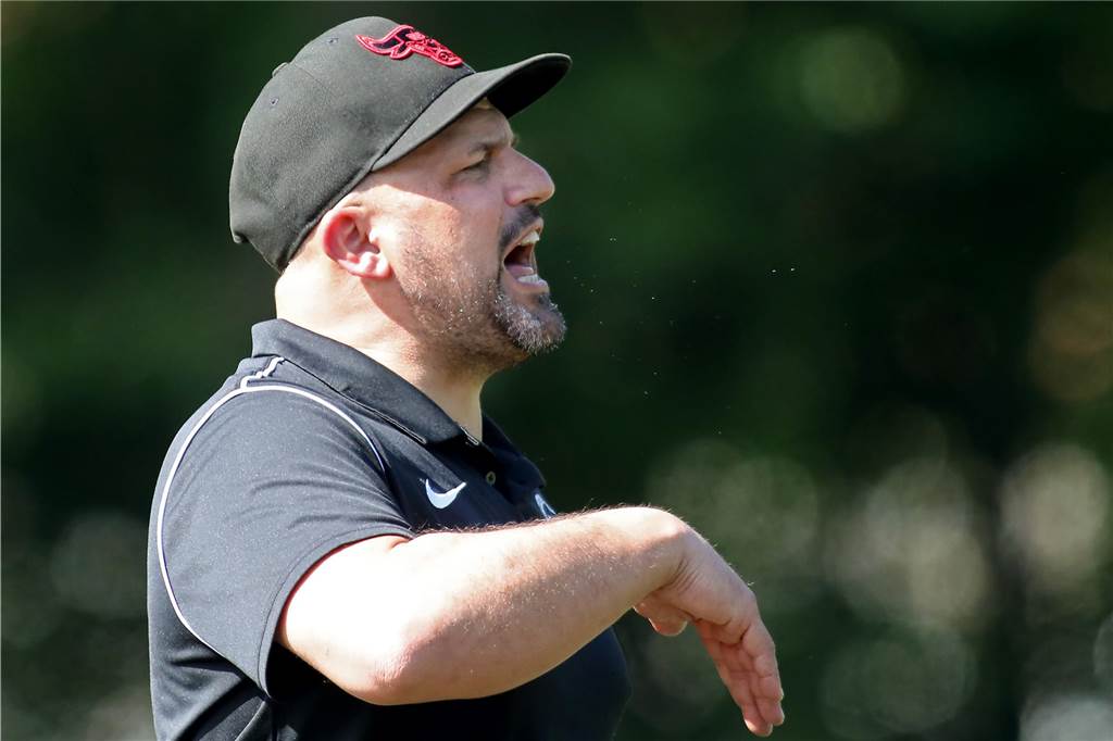 VfL Kemminghausen steht kurz vor dem Klassenerhalt: Interview mit Erfolgstrainer Giuseppe Tripi Trainer Giuseppe Tripi spielt mit dem VfL Kemminghausen eine starke Rückrunde.