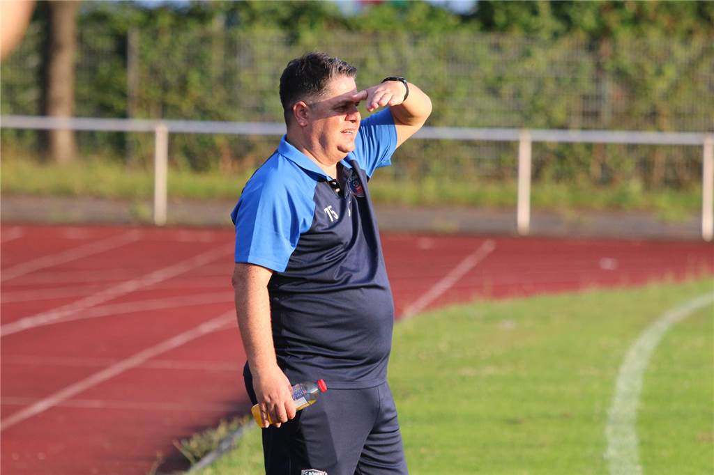 FC Bönen ist der erste Aufsteiger im Fußballkreis Unna-Hamm Gültekin Ciftci schaut in die Sonne und hält sich eine Hand vor das Gesicht.