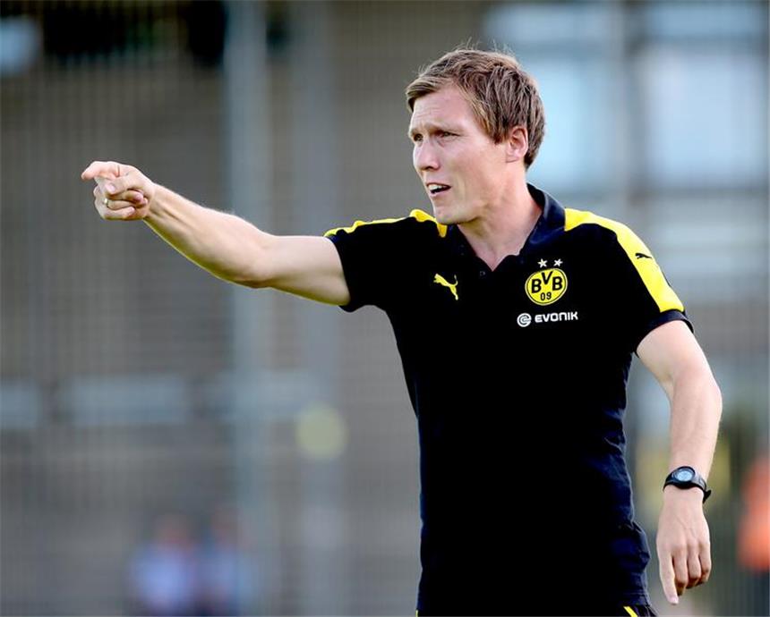 BVB-U19 unterliegt im Revierderby auf Schalke 1:2 Trainer Hannes Wolf kassierte mit der BVB-U19 die erste Saison-Niederlage.