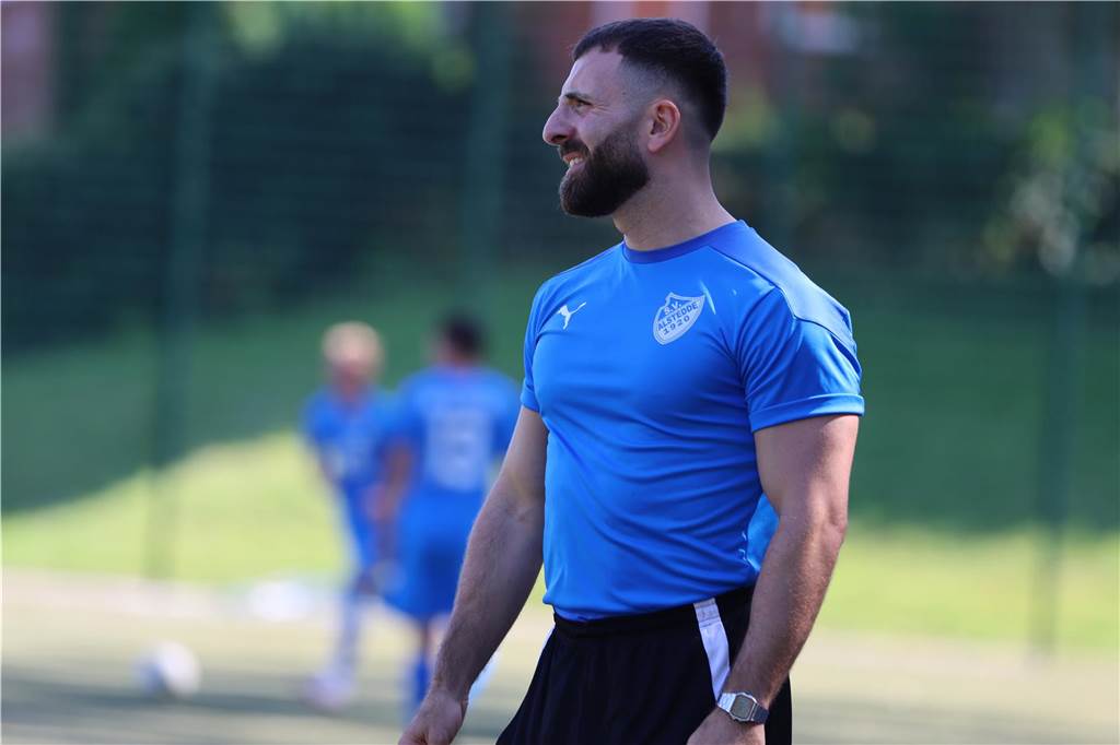 Trainer Hasan Ekici schaut aufs Feld.