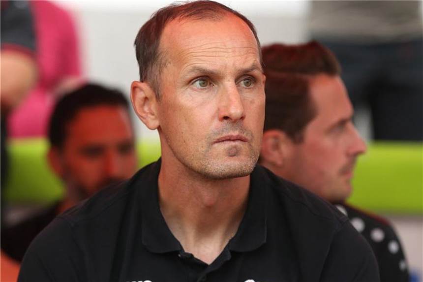 Bayer Leverkusen verliert Testspiel in Valencia mit 0:3 Trainer Heiko Herrlich verlor mit Bayer Leverkusen. Foto: Tim Rehbein