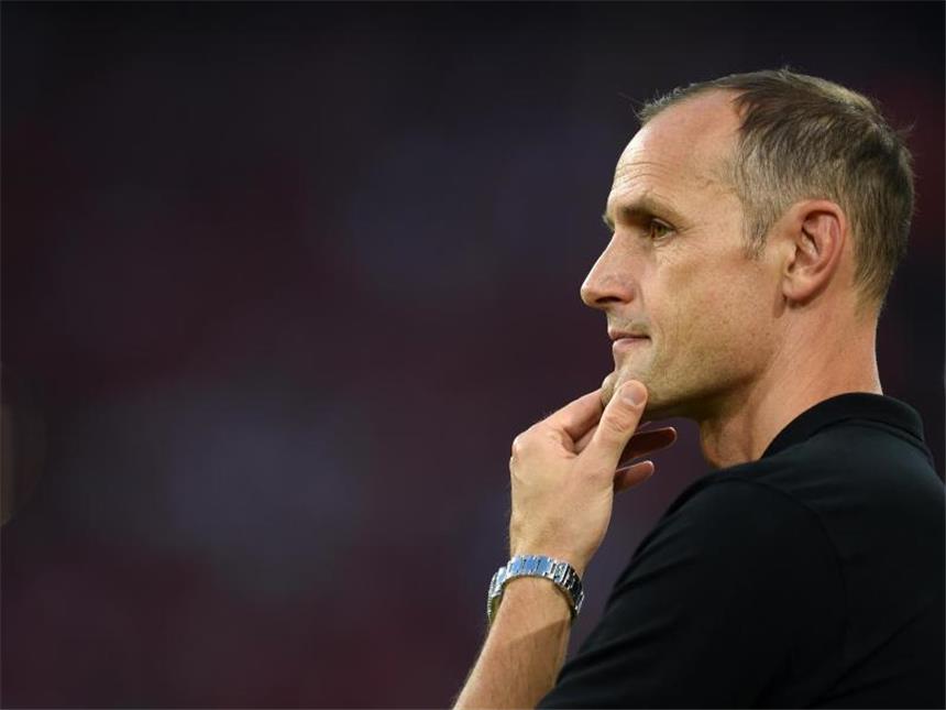 Völler stärkt Trainer Herrlich nach Fehlstart den Rücken Trainer Heiko Herrlich will mit Leverkusen endlich den ersten Saisonsieg in der Bundesliga. Foto: Andreas Gebert