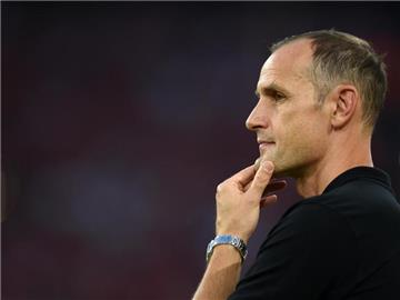 Trainer Heiko Herrlich will mit Leverkusen endlich den ersten Saisonsieg in der Bundesliga. Foto: Andreas Gebert
