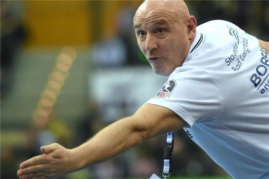 Handballerinnen des Thüringer HC gewinnen den Supercup Trainer Herbert Müller gewann mit den Damen des Thüringer HC das Supercup-Finale gegen den VfL Oldenburg. Foto: Hendrik Schmidt