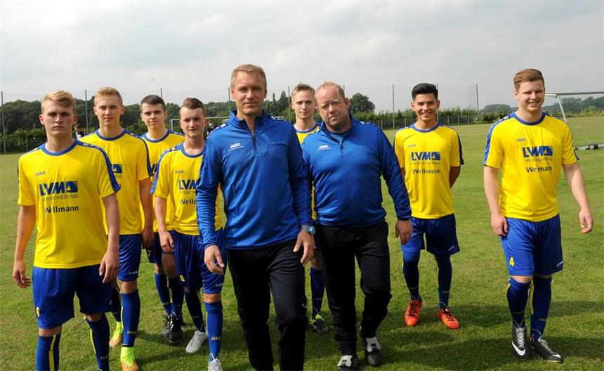 SVH-Trainer Möllers erwartet einen Pokalfight Trainer Holger Möllers geht gemeinsam mit Co-Trainer Bernd Löcke (3.v.r) und seinen Neuzugängen in die erste Saison als Trainer des Fußball-Landesligisten.