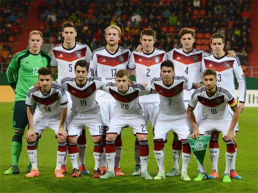Hrubesch mit U21-Rumfkader zum EM-Gastgeber Tschechien Trainer Hrubesch hat nach den Ausfällen und Beförderungen nur noch 15 Spieler zur Verfügung. Foto: Armin Weigel