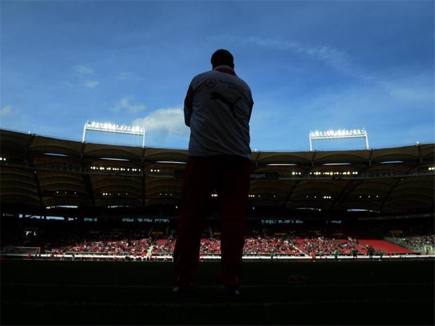 Abstiegskämpfer setzen auf Ruhe und Gelassenheit Trainer Huub Stevens kämpft mit dem VfB Stuttgart gegen den Abstieg. Foto: Marijan Murat