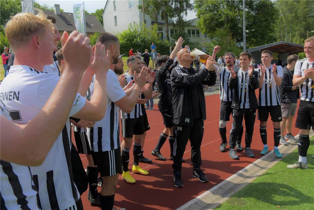 Trainer-Ikone Peter Habermann hat sich mit dem aufstieg vom SC Hennen verabschiedet.