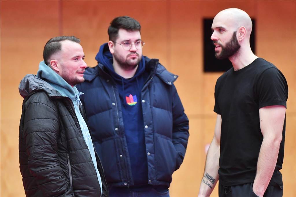 Basketball, 15. März 2025, Vestische Arena, 1. Regionalliga: Citybasket Recklinghausen Ademax Ballers Ibbenbüren 96:102 n. V. Trainer im Gespräch: Robin Pflüger (rechts) tritt nach der Saison ab, dann übernimmt Cedric Hüsken (links).