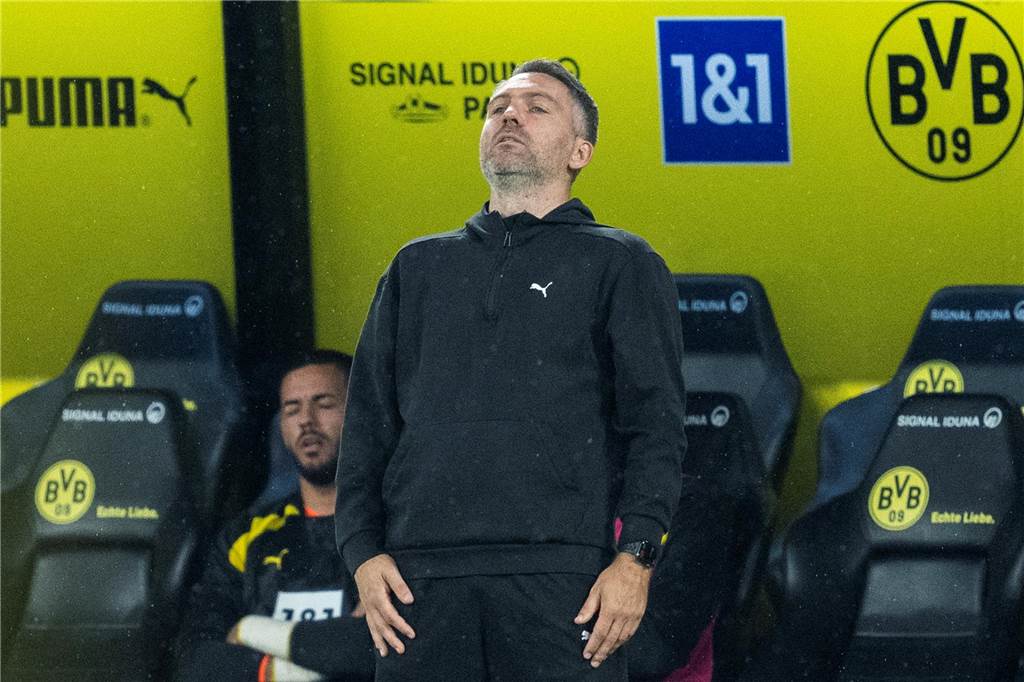 BVB-U23 erlebt Horrorwoche mit drei Verletzungen : Training nach schwerem Unfall abgebrochen Jan Zimmermann lehnt sich nach hinten.