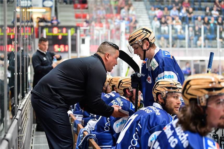 Bedrohliche Torflaute: So lange warten die Iserlohn Roosters schon auf einen Treffer Trainer Jason O‘Leary und seine Schützlinge der Iserlohn Roosters kämpfen in diesen Tagen gegen eine ausgeprägte Torflaute an.