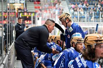Trainer Jason O‘Leary und seine Schützlinge der Iserlohn Roosters kämpfen in diesen Tagen gegen eine ausgeprägte Torflaute an.