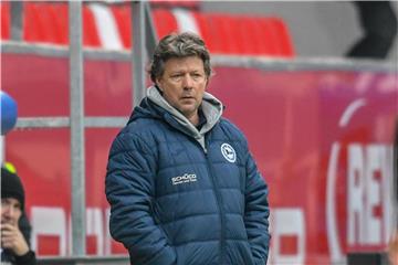Trainer Jeff Saibene von Bielefeld steht am Spielfeldrand. Foto: Armin Weigel