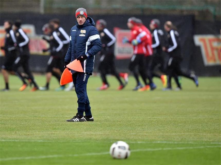 Rückrundenstart: Verfolger lauern auf ihre Chance Trainer Jens Keller hofft auf einen guten Rückrundenstart seiner Unioner. Foto: Britta Pedersen