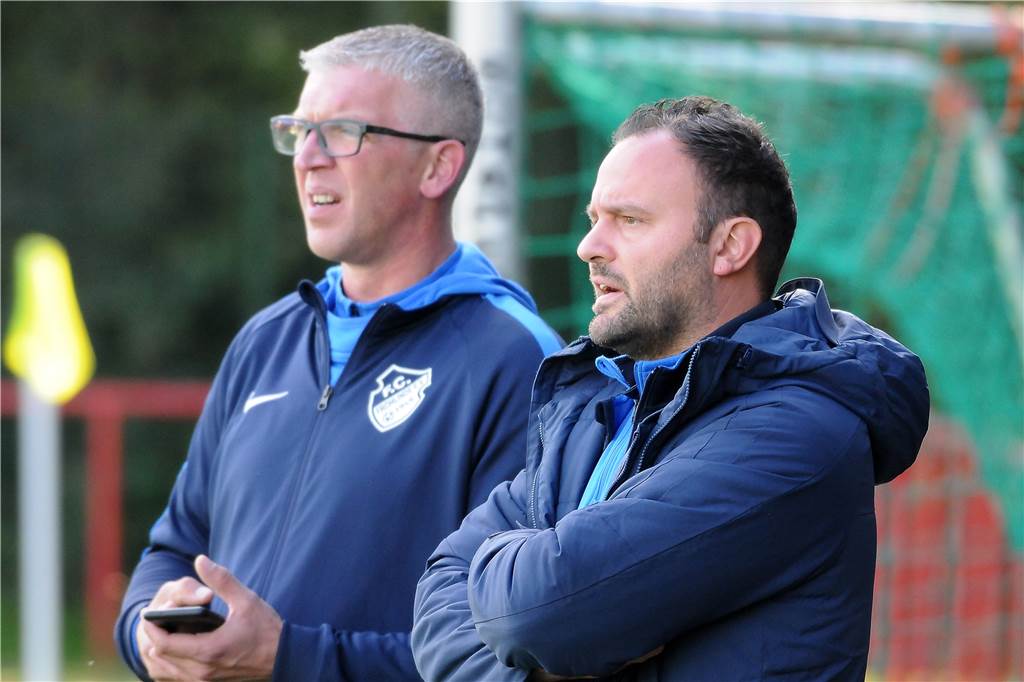 So sind die Castrop-Rauxeler Fußballspiele ausgegangen - alle Torschützen auf einen Blick Trainer Jimmy Thimm (r) sah gegen den Spitzenreiter RWT Herne eine 0:3-Niederlage für seinen FC Frohlinde II.