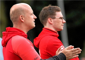 Trainer Jörg Lange (l.) hat in Brackel verlängert.