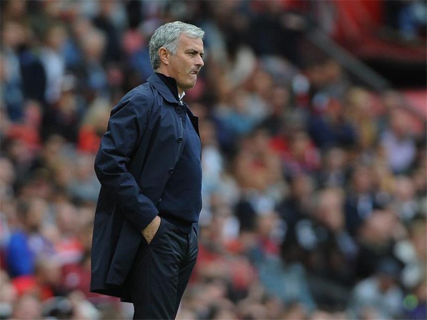 Siege für Manchester-Clubs - Tottenham mit Kantersieg Trainer Jose Mourinho ist nach dem 3:1-Sieg über den Drittligisten Northampton Town im Ligapokal eine Runde weiter. Foto: Peter Powell