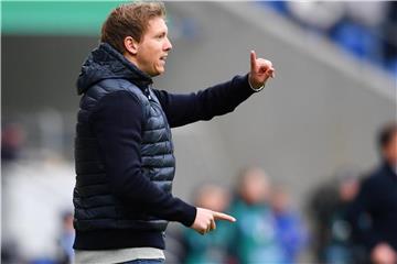 Trainer Julian Nagelsmann warf versehentlich eine Trinkflasche an den Kopf eines Zuschauers. Foto: Uwe Anspach