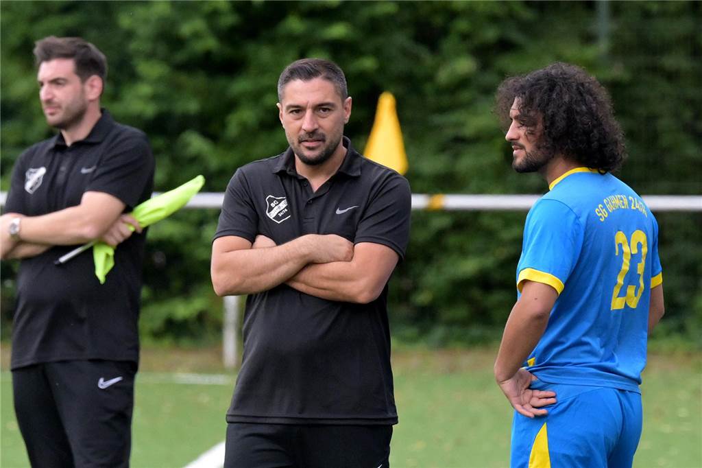 „Stimmung und Lauf beibehalten“: Offensivmann der SG Gahmen über Saisonstart Kadir Kaya (l.) und Emre Yildiz unterhalten sich.