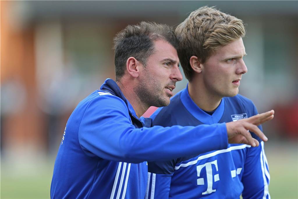 Wie Toni Kotziampassis an der Rückkehr in die Oberliga feilt und warum er dem BVB absagte Trainer Kotziampassis (l.) folgte im Sommer 2012 auf den langjährigen Coach des SV Wacker Obercastrop, Uwe Esser. Bis zum März 2014 blieb er im Amt und trainierte unter anderem Marcel Herder.