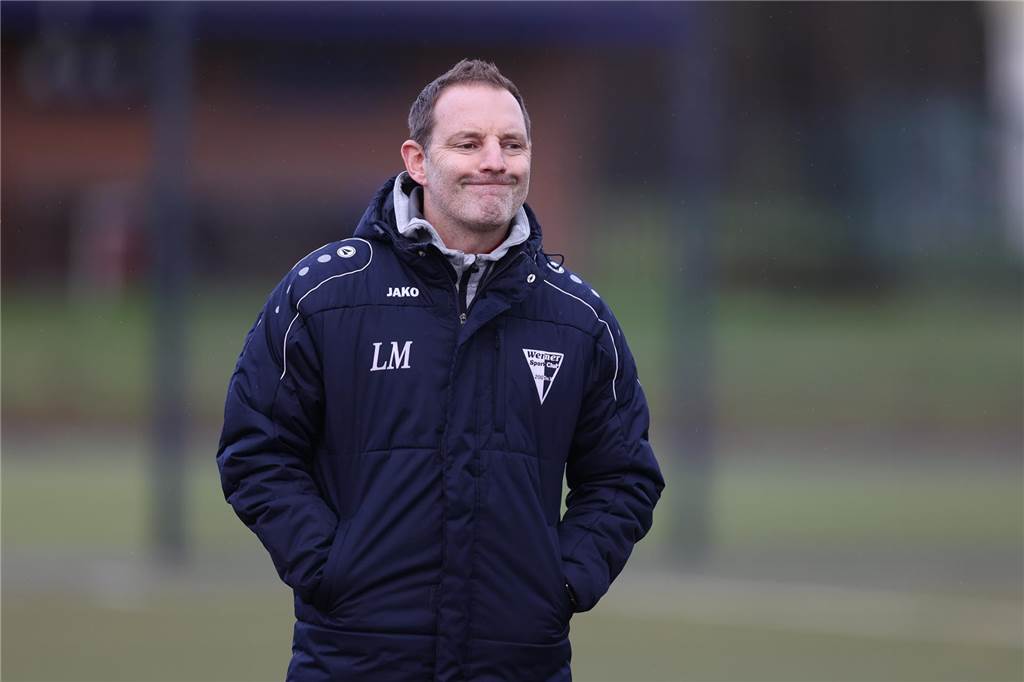 Ahlen-Trainer Erkan Baslarli über das Wiedersehen mit dem Werner SC Lars Müller mit Winterjacke an der Seitenlinie.