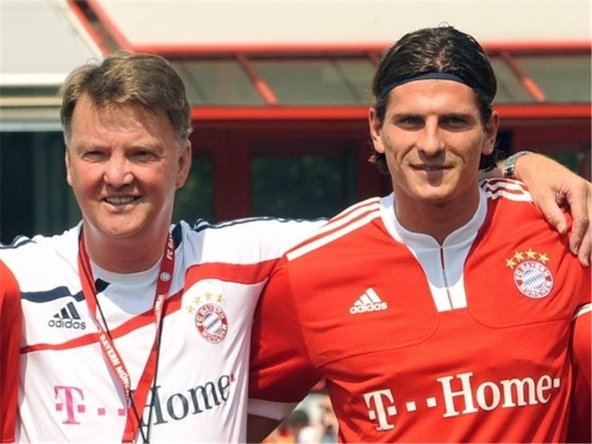 Premiere für van Gaal und Gomez Trainer Louis van Gaal posiert beim Trainingsauftakt in München neben Mario Gomez.