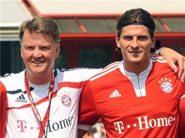 Trainer Louis van Gaal posiert beim Trainingsauftakt in München neben Mario Gomez.