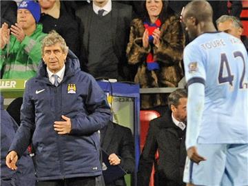 Trainer Manuel Pellegrini (l) droht mit Manchester City eine Titellose Saison. Foto: Gerry Penny