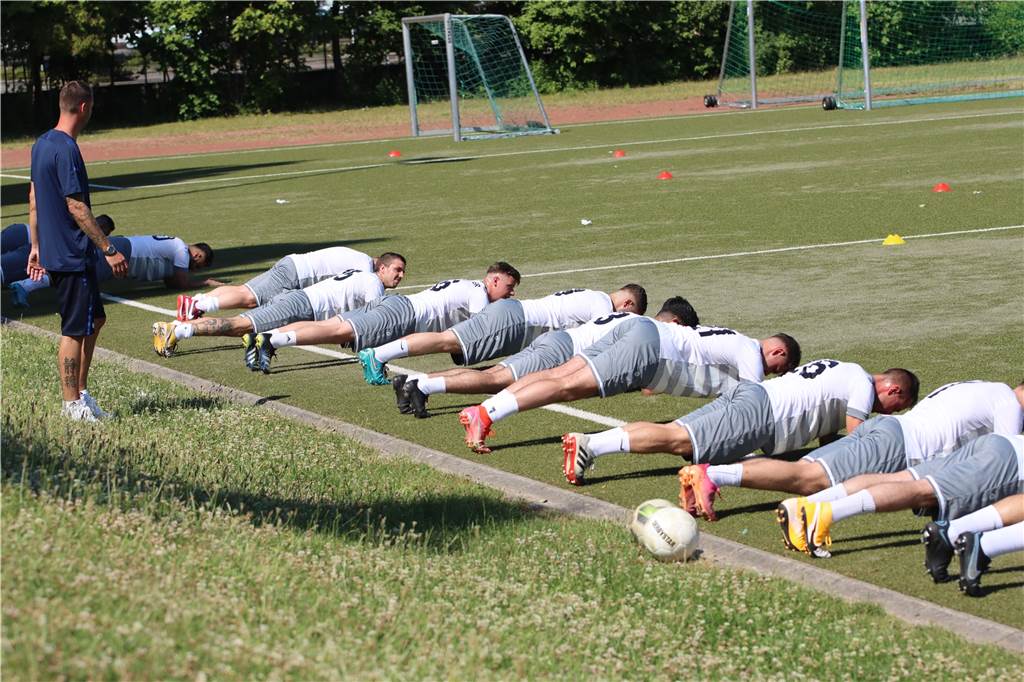 Taschke bittet zum ersten Training - komplette Castrop-Rauxeler „Fraktion“ ist da Trainer Marco Taschke schaut ganz genau hin, wie seine Spieler eine von Dennis Korte vorgegebene Übung ausführen.
