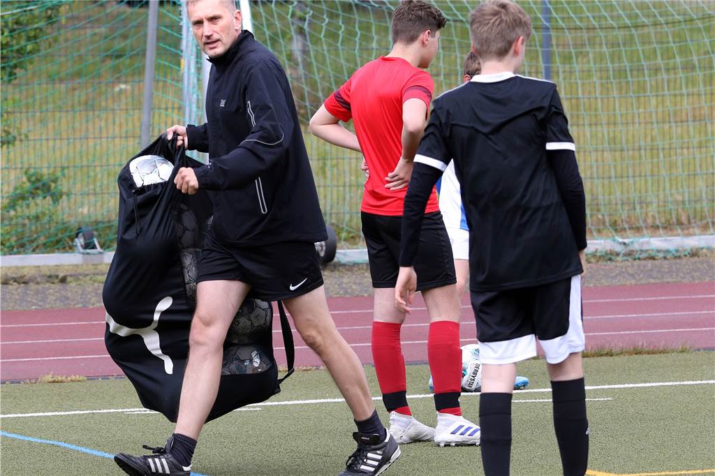 C-Junioren des Werner SC starten wieder: „Mannschaftssport ist nicht zu ersetzen“ Trainer Marcus Neuhaus trifft die Vorbereitungen für das Training der ersten Mannschaft der C-Jugend.