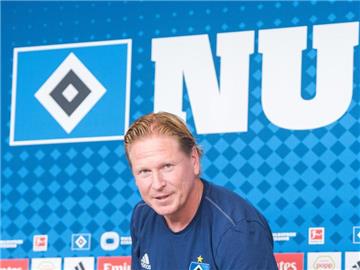 Trainer Markus Gisdol winkt mit dem HSV gegen den 1. FC Köln die Top-Position. Foto: Daniel Bockwoldt