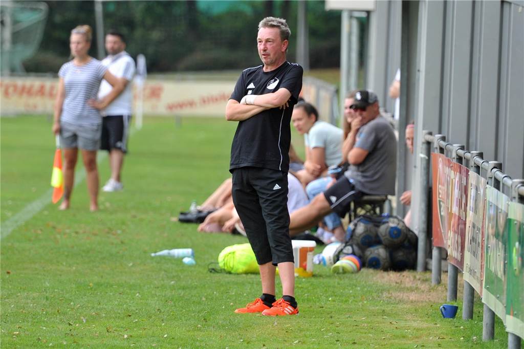 Vorwärts Epe erreicht Pokal-Halbfinale gegen Billerbeck Trainer Markus Schmidt, hier noch beim FC Oeding an der Seitenlinie, trainiert seit Saisonbeginn gemeinsam mit Youri van Koetsveld die Vorwärts-Frauen.