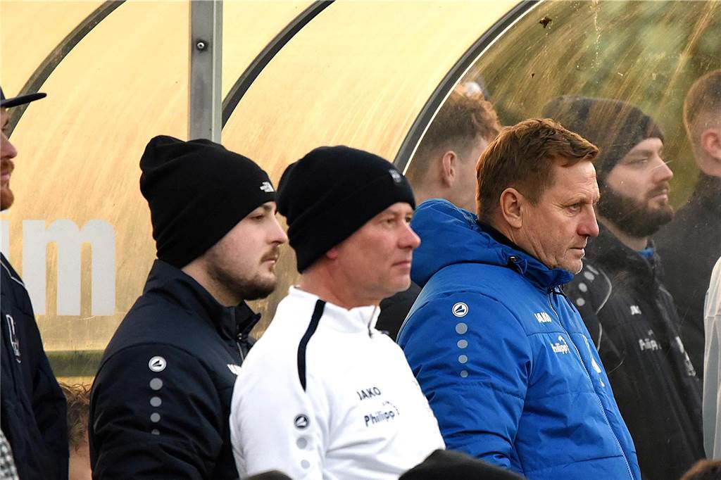 VfB Kirchhellen will nicht zur Fahrstuhlmannschaft werden: Verstärkung ist im Anmarsch Marin Stroetzel an der Auswechselbank des VfB Kirchhellen