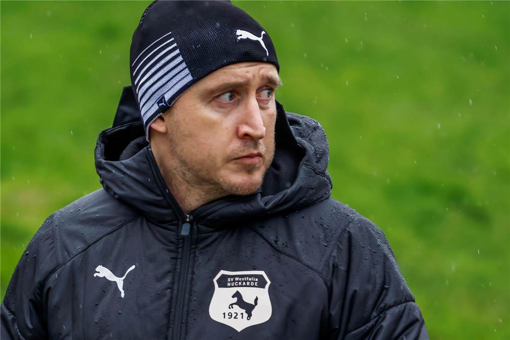 Westfalia Huckarde: Sohn des Ausrichters trifft nach fünf Minuten – ein Spiel fiel aus Trainer Mathias Tomaschewski und Westfalia Huckarde starten erfolgreichen in den eigenen 100-Jahre-Cup.