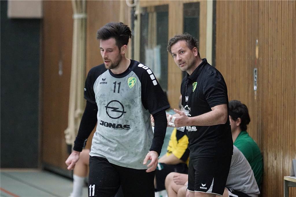 Meisterschaft so gut wie entschieden: SGH Unna Massen verpasst gegen Gladbeck die Überraschung Trainer Matthias Uhlenbrock (r.) war nicht ganz zufrieden und gibt Pascal Stennei (l.) noch ein paar Anweisungen mit auf den Weg.