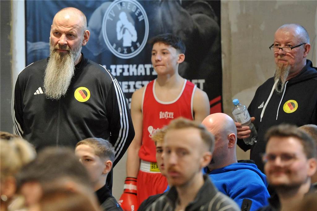 Vredener Boxer behaupten sich in neuer Halle Trainer Matthias Wewers (l.) zeigte sich insgesamt zufrieden mit der Veranstaltung.